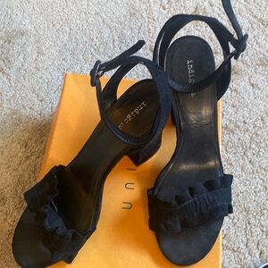 Women’s Black Heels/suede like fabric. Gently worn in great shape .Size 10M.